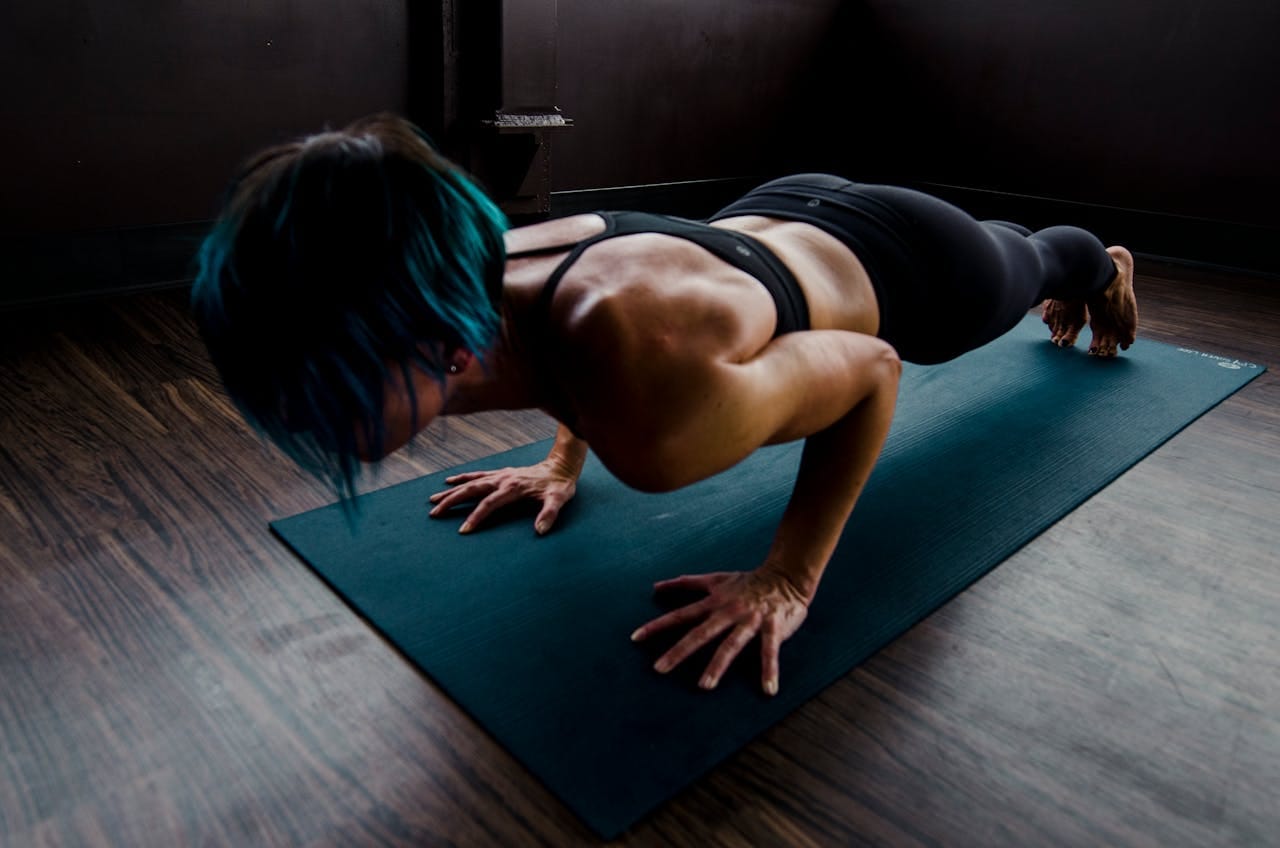 women doing push up